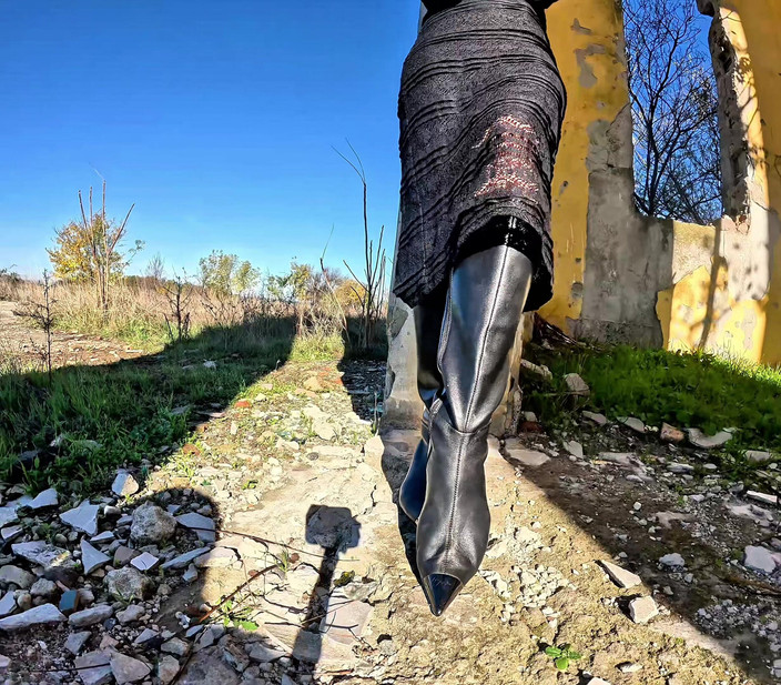 Mistressyammyboots: Ljug framför mig - varje steg är din plats, slav