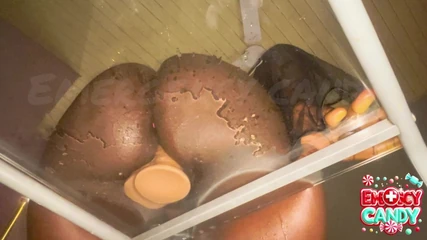 이 테이블에서 숨을 참지 못하고 섹스하는 나를 지켜봐