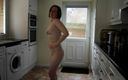 Horny vixen: Khỏa thân trong nhà bếp