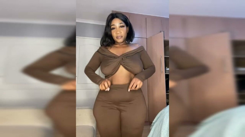 Legendary Booty Overdose: İri güzel kadın dildo ve striptiz yapıyor