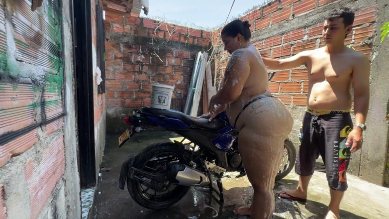Lexly_16: Mi Vecino Me Ayuda a Lavar Y Despues Me Folla...