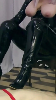Femdom: Ona mówi mu, aby był posłuszny, a on szczęśliwie wykonuje rozkazy! CFNM Petplay. Arya Grander