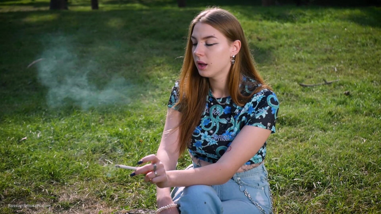 Russian Smokers: الجمال الروسي المغر التدخين السجائر استوديو المشاعر