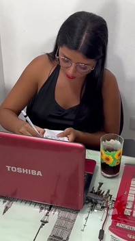 Cycata milf przeprowadza wywiad ze swoim pasierbem dla swojego studia kamerze internetowej i przekonuje go, aby przeleciał ją w jej biurze