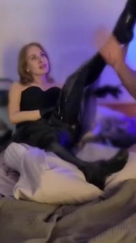 Mám latexové oblečení a On mě líbá a masíruje mi nohy