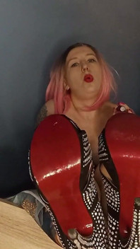 Lady Angela se fait vapoter de façon séduisante dans sa chambre tout en incitent des talons hauts à fond rouge devant la caméra