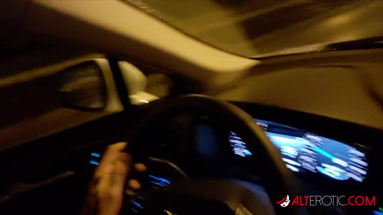 Alt Erotic: Jay Jay Ink taille une pipe torride dans une voiture