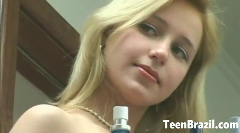 Teen Brazil: Awek remaja Brazil blonde dikongkek tepi kolam