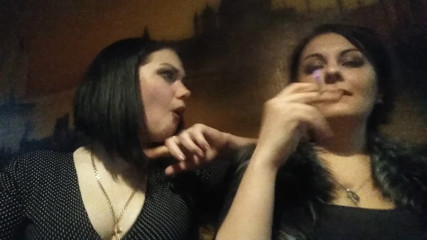 Goddess Misha Goldy: Narghilea care vorbește și fumează și țigări în club