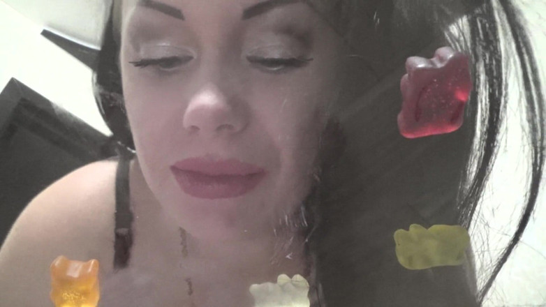 Goddess Misha Goldy: Tiêu thụ gummies từ kính!