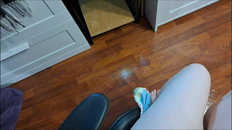 Lady Inari: Sabunla sırılsıklam bir zeminde sandalyeye biniyor