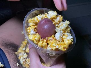SinglePlayerBKK: Ik neuk popcorn tijdens het kijken naar een film.