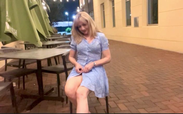 Public Paulina: Пауліна роздягається догола і мастурбує на вулиці в ресторані