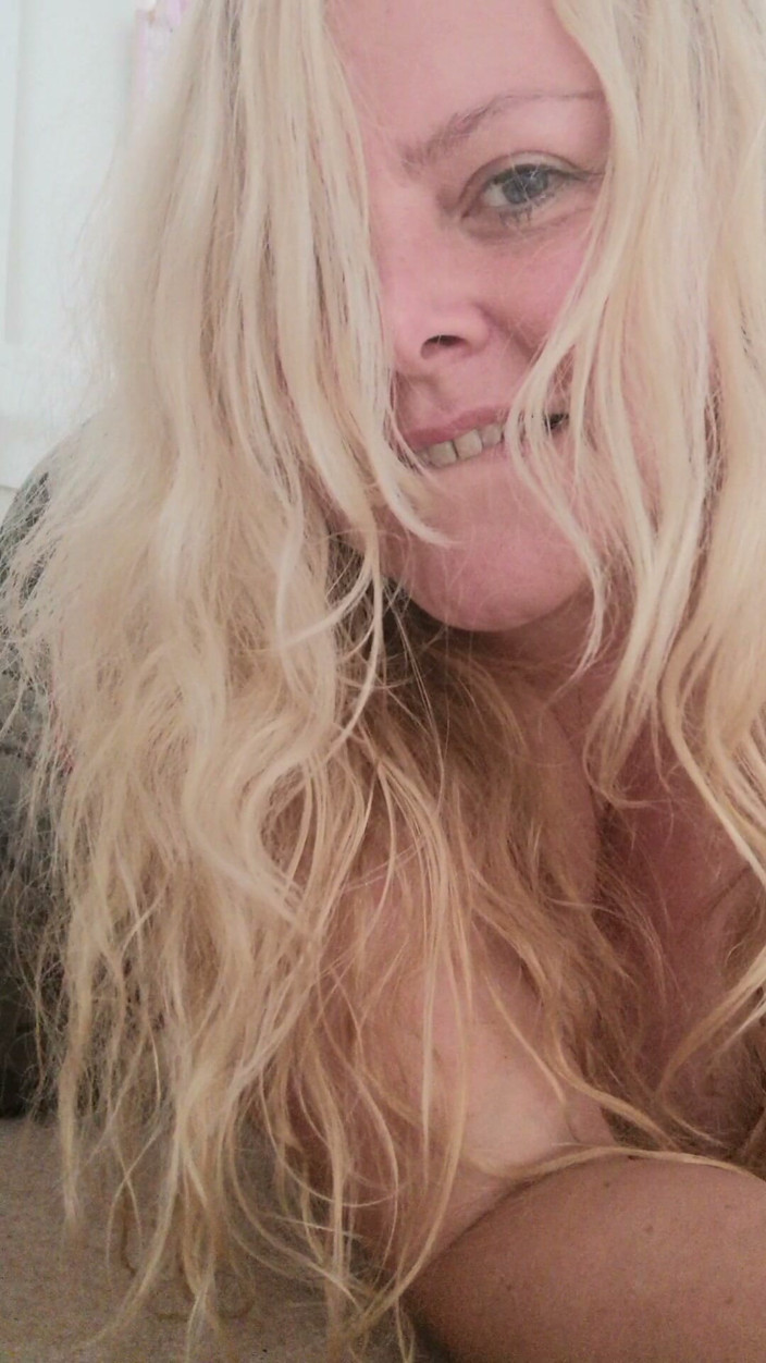 Kitty Queen: Velká přírodní MILF Kitty Queen Těsné legíny roztrhané Ukazující růžové...