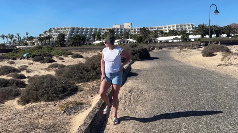 Emma Voyeur: Seluar jeans basah terdesak di tempat awam