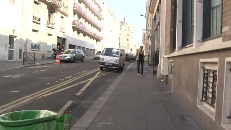 Nude in France: Puta de mediana edad sale a las calles en busca...