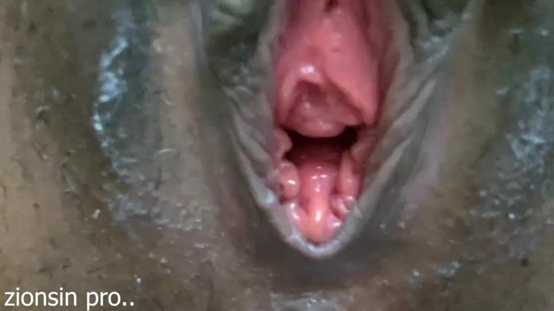 Zion: Сексуальна дівчина в африканській масці трахає величезний огірок