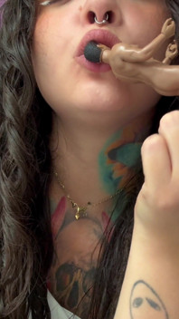 La ragazza con un grosso culo si siede sul suo nuovo sex toy, un piccolo uomo shrunken