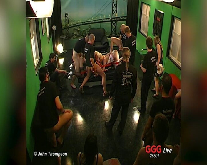 FUCK PARTY XXX and VINTAGE PARTY: Vivian bú cu trong ggg live gangbang và bắn tinh...