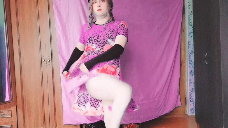 Kitty_Cross: 热辣的变装者展示美丽性感的皮肤