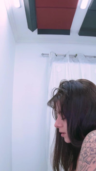 Frumoasa brunetă în cizme sexy îi place să o ofere
