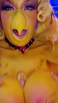 Pegue uma carga deste peito de frango! Goldie Cosplay