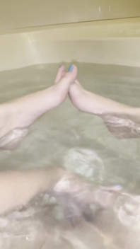 Masturbasi dan memamerkan kaki saya di bak mandi.