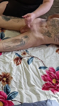 Suegra hace un masaje corporal y me masturba la polla antes de correrse