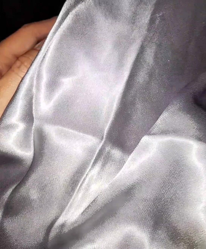 Naomisinka: 車内で銀色のサテンのロングドレスを着て自慰行為