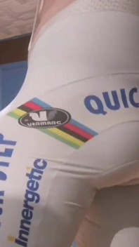 Weißer sportbekleidung und große extreme ausbeulung