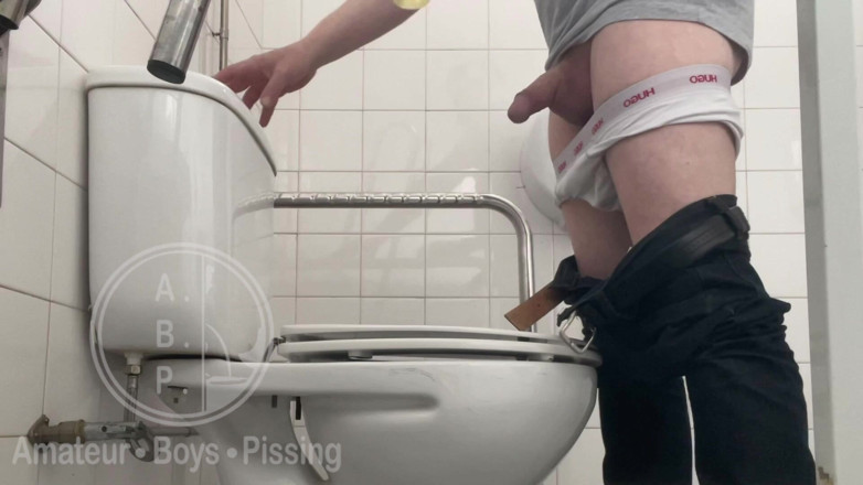AmateurBoysPissing: Nos Banheiros Do Hospital, Um Cara Mija Em Um Copo...