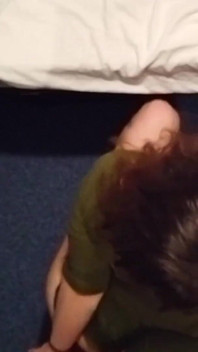 Un grosso sex toy nella mia figa e il cazzo duro del mio culo della mia migliore amica. prima parte