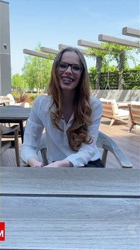 Scenă de hotel cu tip asiatic înalt cu fată cu ochelari în ciorapi negri