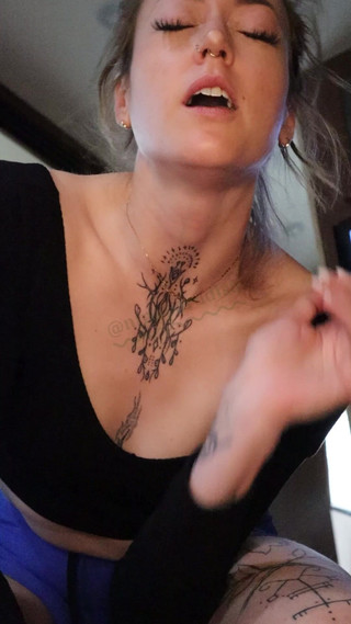 Nina Paradisa: Lurking Tiny 10 inç dev dildoyla büyük bir gezinti yapıyor