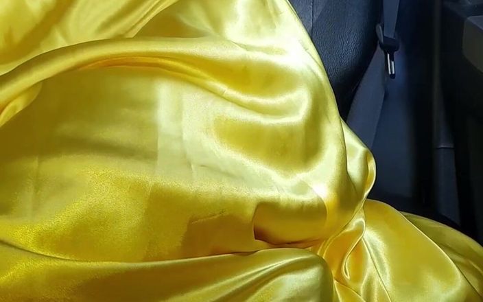 Naomisinka: Un travesti sexy se masturbe avec une robe jaune brillante...