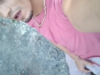 Raba erre elle: Škádlení sebe přes kalhoty venku