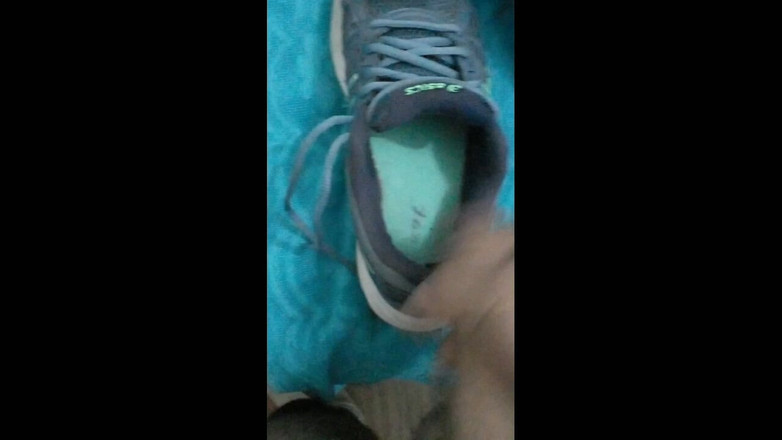 Sneakerfetish_BR: Cazzo e sperma in asics di mia moglie