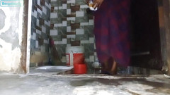 Bengaliauntykichut: 보지를 보여주는 옷을 씻는 벵골 아줌마