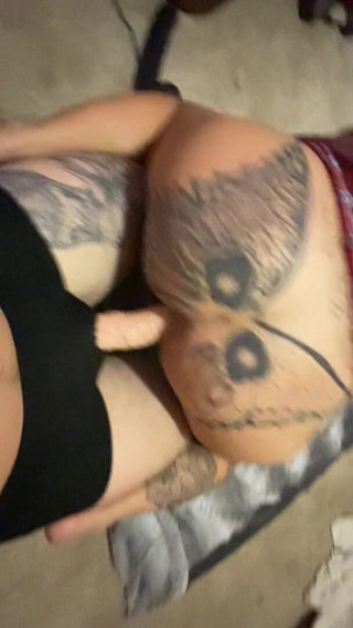 MzKiTTy91: Awek kolej putih dengan pantat besar dikongkek keras gaya doggy...