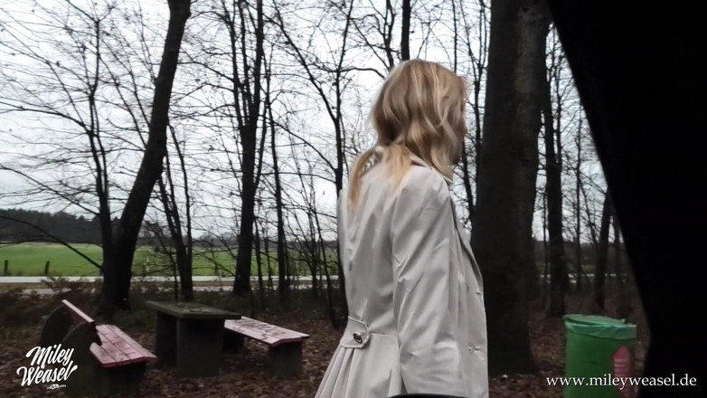 Miley Weasel: Гаряча німецька блондинка трахається на публіці