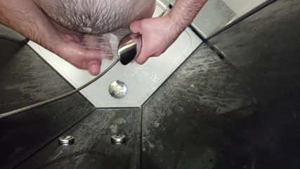 Uhri: Tip păros la duș la hotel