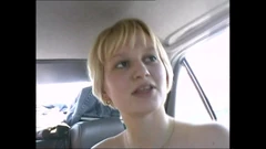 毛深い猫を持つ角質の若い女の子が車の中で犯され、大きなアマチュアコックによって巨大な胸に射精