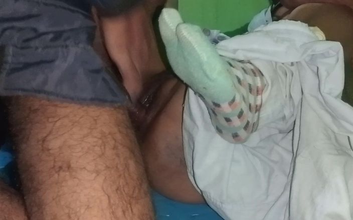 Pooja Sexy: भाभी ने छोटे देवर से चटनी काटी