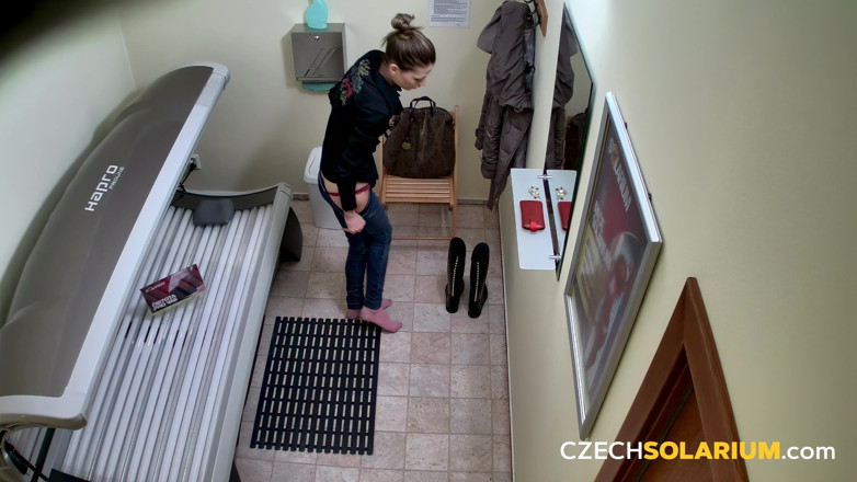 Czech Solarium: Solarium ceco 44: una giovane donna magra si mette nuda nel...