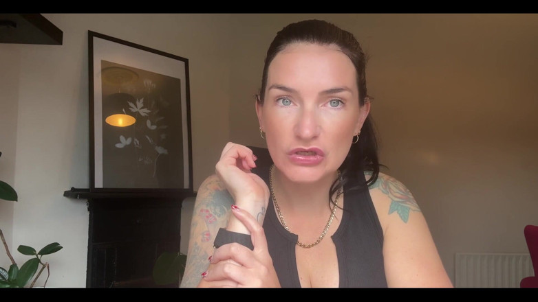 Adreena Winters: Je to skoro Locktober. Což znamená, že váš penis bude zamčený...