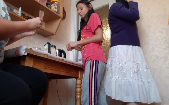 Lesbian-illusion: Fodendo a namorada da minha meia-irmã enquanto ela fala ao...