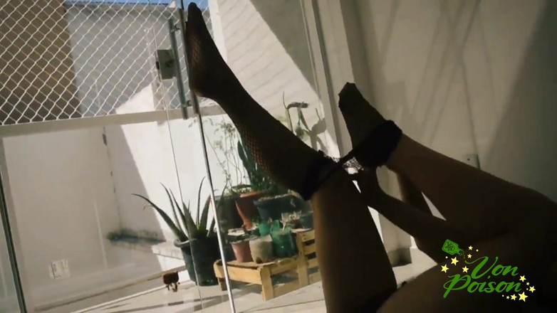 Von Poison: Pelacur Fetish Mengeksploitasi Kesenangannya