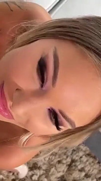 Monika Fox chupó y folló con 3 chicos en otro ángulo en filmar películas porno