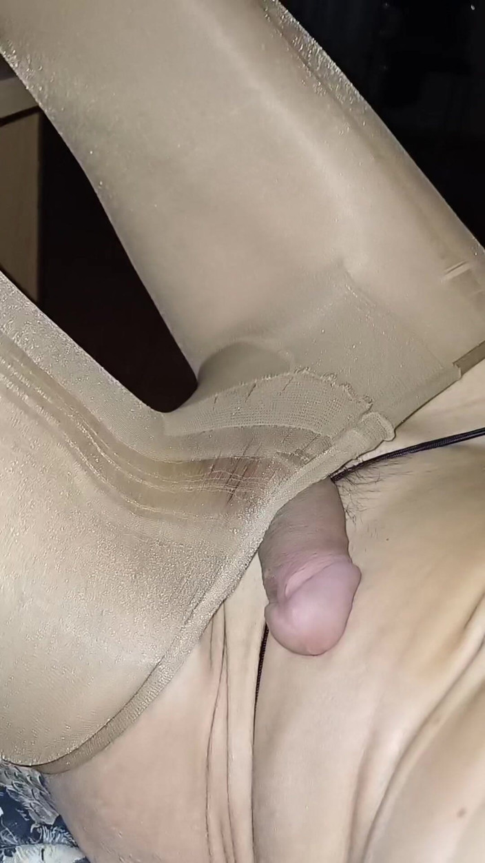 Ole63: Sentado en una silla, me masturbo y me corro.