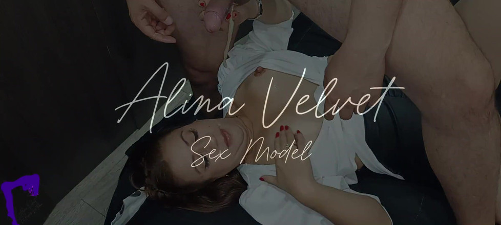AlinaVelvet: Aku ngentot memek istri bosku pakai kondom, dia telan spermaku...